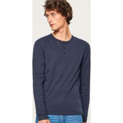 Longsleeve z zapięciem na dekolcie - Granatowy. Bluzki z długim rękawem męskie marki Marie Zélie. W wyprzedaży za 24.99 zł.
