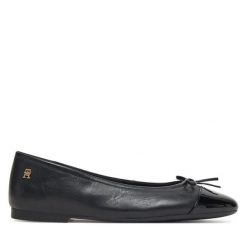 Baleriny Tommy Hilfiger. Czarne baleriny damskie Tommy Hilfiger, bez wzorów, bez obcasa. Za 299.99 zł.