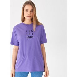 T-shirt oversize z nadrukiem - Fioletowy. T-shirty damskie House. W wyprzedaży za 19.99 zł.