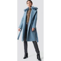 NA-KD Trend Płaszcz z kołnierzem ze sztucznego futra - Blue. Niebieskie płaszcze damskie NA-KD Trend, w paski. Za 445.95 zł.