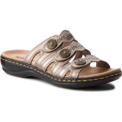 Klapki CLARKS - Leisa Grace 261341124 Pewter Metallic. Brązowe klapki damskie Clarks, z materiału. W wyprzedaży za 169.00 zł.