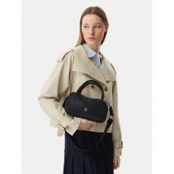 Torebka Tommy Hilfiger. Czarne torebki do ręki damskie Tommy Hilfiger, bez wzorów, klasyczne, bez dodatków. Za 489.99 zł.