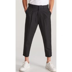 Spodnie carrot fit - Czarny. Czarne spodnie materiałowe męskie Reserved, m, bez wzorów. Za 149.99 zł.