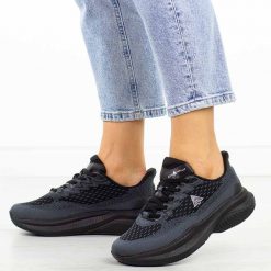 Czarne przewiewne buty damskie McArthur Mc21w. Czarne obuwie sportowe damskie McArthur, bez wzorów, z dresówki, do biegania. Za 199.00 zł.