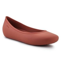 Buty Crocs Brooklyn Flat 209384-2DT czerwone. Czerwone baleriny damskie bez wzorów, eleganckie, bez obcasa. Za 302.18 zł.