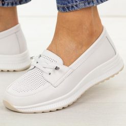 Białe ażurowe skórzane półbuty damskie Filippo Dp7651/26. Białe obuwie sportowe damskie Filippo, w ażurowe wzory, z jeansu, trekkingowe. Za 219.00 zł.