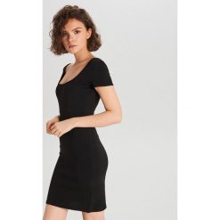 Sukienka z dekoltem na plecach - Czarny. Sukienki damskie Cropp. Za 59.99 zł.
