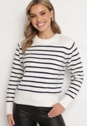 Biały Sweter w Paski o Klasycznym Kroju Rialira. Białe swetry damskie Born2be, uniwersalny, bez wzorów, z jeansu, eleganckie, bez kołnierzyka, bez ramiączek, długie, bez kaptura. Za 139.99 zł.