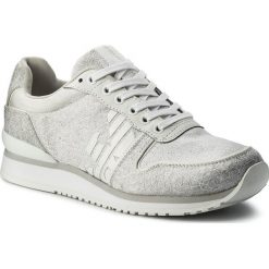 Sneakersy EMPORIO ARMANI - X3X049 XL201 A032 O.Wh/Sil/O.Wh/O.Wh/S. Półbuty damskie marki Emporio Armani. W wyprzedaży za 509.00 zł.