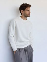 Gładka bluza z bawełną - złamana biel. Bluzy męskie Reserved, l, bez wzorów, z bawełny, bez kaptura. W wyprzedaży za 69.99 zł.