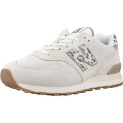 Buty klasyczne damskie New Balance 574 Lifestyle (WL574XD2). Brązowe obuwie sportowe damskie New Balance, bez wzorów, z materiału, trekkingowe, New Balance 574. Za 419.00 zł.