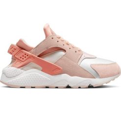 Buty do chodzenia damskie Nike Air Huarache sportowe. Czerwone obuwie sportowe damskie Nike, bez wzorów, trekkingowe. W wyprzedaży za 454.25 zł.