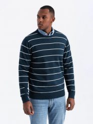Casualowy męski sweter w poziome paski – granatowy V1 - Rozmiar: L. Niebieskie swetry przez głowę męskie Ombre Clothing, l, z aplikacjami, z bawełny, bez kołnierzyka. W wyprzedaży za 79.99 zł.