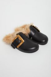 Mule damskie skórzane z futrem BALMAIN. Klapki damskie Balmain, bez wzorów, bez obcasa. Za 3,749.00 zł.