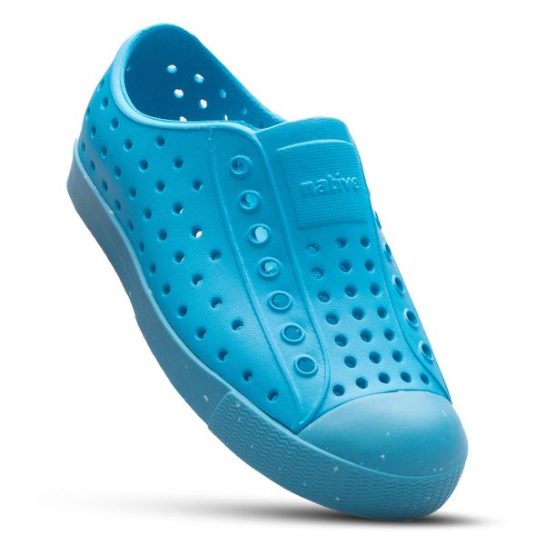 Trampki dziecięce NATIVE JEFFERSON BLOOM buty do chodzenia. Zielone trampki i tenisówki dziewczęce Native Shoes, w ażurowe wzory, z materiału, bez zapięcia. Za 129.99 zł.