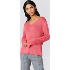 Rut&Circle Sweter dzianinowy z dekoltem V Ninni - Pink. Swetry damskie marki Rut&Circle. Za 68.95 zł.
