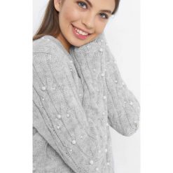 Luźny sweter z perłami. Szare swetry damskie Orsay, z dzianiny, dekolt w kształcie v. Za 119.99 zł.