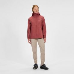 Kurtka przeciwdeszczowa damska Berghaus Deluge Pro 3.0 Jacket. Czerwone kurtki damskie Berghaus, s, bez wzorów, ze skóry, bez kaptura. Za 555.49 zł.