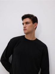 Longsleeve regular - czarny. Czarne bluzki z długim rękawem męskie Reserved, l, bez wzorów, z dzianiny, bez kołnierzyka. Za 89.99 zł.