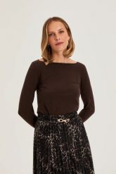 Dopasowana bluzka z długimi rękawami brązowa. Brązowe bluzki damskie MOODO, l, bez wzorów, z bawełny, bez kołnierzyka, bez ramiączek. Za 39.99 zł.