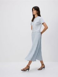 Stukturalna spódnica midi - jasnoniebieski. Niebieskie spódnice damskie Reserved, l, bez wzorów, z dzianiny, midi, rozkloszowane. W wyprzedaży za 69.99 zł.