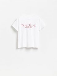 T-shirt z nadrukiem Practical Magic - biały. Białe t-shirty damskie Reserved, l, bez wzorów, z bawełny, bez kołnierzyka. Za 69.99 zł.
