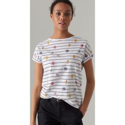Bawełniana koszulka we wzory - Biały. Białe t-shirty damskie marki Mohito, bez wzorów, bez kołnierzyka. Za 29.99 zł.