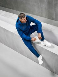 4F Spodnie dresowe joggery męskie 4F x Robert Lewandowski - granatowe XL. Niebieskie spodnie sportowe męskie 4f, m, bez wzorów, z bawełny, do piłki nożnej. Za 189.99 zł.