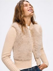Sweter ze sztucznym futerkiem - beżowy. Brązowe swetry damskie Reserved, l, bez wzorów, z dzianiny, bez kołnierzyka, bez ramiączek, bez kaptura. Za 179.99 zł.
