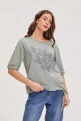 Bawełniana bluzka z dżetami oliwkowa. Zielone bluzki damskie MOODO, bez wzorów, z bawełny, bez kołnierzyka, bez ramiączek. Za 69.99 zł.