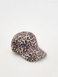 Czapka z daszkiem - brązowy. Brązowe czapki i kapelusze damskie Reserved, bez wzorów. W wyprzedaży za 32.99 zł.