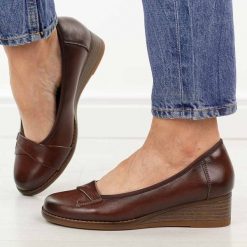 Brązowe skórzane czółenka damskie na koturnie Vinceza 18136. Brązowe czółenka damskie VINCEZA, bez wzorów, z jeansu, biznesowe, z okrągłym noskiem, bez obcasa, na koturnie, bez zapięcia. Za 219.00 zł.