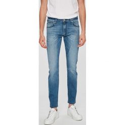 Wrangler - Jeansy Larston. Szare jeansy męskie Wrangler. W wyprzedaży za 229.90 zł.