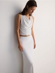 Bluzka z lejącym dekoltem - biały. Białe bluzki damskie Reserved, l, bez wzorów, z tkaniny, bez kołnierzyka, bez ramiączek. W wyprzedaży za 35.99 zł.