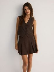 Plisowane spódnico-szorty - ciemnobrązowy. Brązowe szorty damskie Reserved, l, bez wzorów, z tkaniny. W wyprzedaży za 79.99 zł.