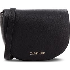 Torebka CALVIN KLEIN - Neat Medium Saddle K60K604408 001. Torebki do ręki damskie marki Calvin Klein. W wyprzedaży za 399.00 zł.