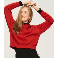 Krótka bluza z kapturem - Czerwony. Bluzy damskie marki Sinsay. W wyprzedaży za 29.99 zł.