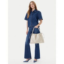 Torebka Guess. Białe torebki do ręki damskie Guess, z aplikacjami, klasyczne, bez dodatków. Za 308.99 zł.