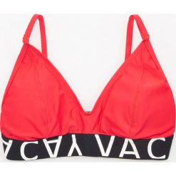 Góra od bikini z ozdobną taśmą - Czerwony. Bikini damskie marki bonprix. Za 59.99 zł.