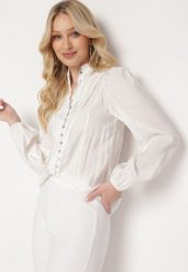 Biała Koszula w Stylu Retro ze Stójką i Koronkowymi Lamówkami Holora. Białe bluzki damskie Born2be, l, bez wzorów, z koronki, retro, bez kołnierzyka, bez ramiączek. Za 119.99 zł.