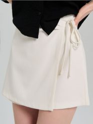 Spódnico-spodenki z ozdobnym wiązaniem - kremowy. Białe szorty damskie Sinsay, l, bez wzorów. Za 39.99 zł.