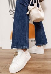 Biało-Różowe Sneakersy na Platformie z Perforacją i Ozdobnym Kamieniem Dilhela. Białe obuwie sportowe damskie Born2be, bez wzorów, z jeansu. Za 89.99 zł.