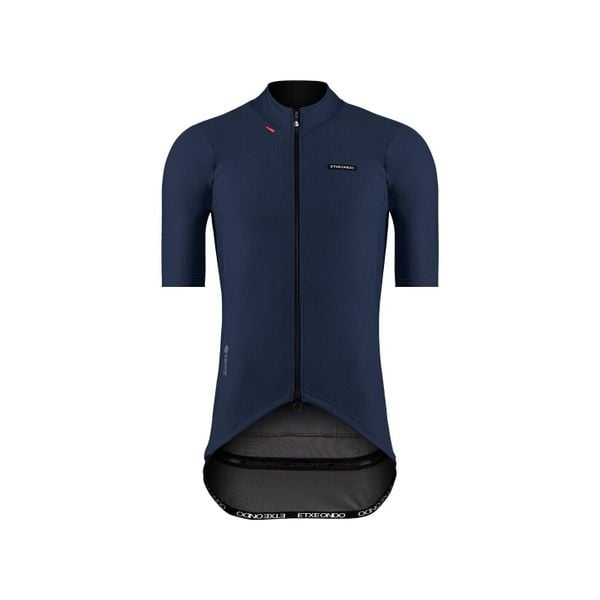 Kurtka przeciwwiatrowa Etxeondo Dena Gore-Tex. Niebieskie koszulki sportowe męskie ETXEONDO, bez wzorów, z gore-texu, bez kołnierzyka, bez ramiączek, rowerowe, gore-tex. Za 932.50 zł.