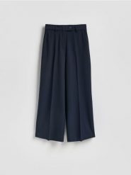 Spodnie z kantem - granatowy. Niebieskie spodnie materiałowe damskie Reserved, l, bez wzorów, z tkaniny. Za 169.99 zł.