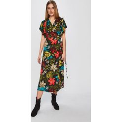 Answear - Sukienka. Sukienki damskie ANSWEAR, s, bez wzorów, z materiału, casualowe, bez kołnierzyka, bez ramiączek. W wyprzedaży za 99.90 zł.
