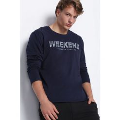 Granatowa Koszulka Weekend Vibes. Bluzki z długim rękawem męskie marki Born2be. Za 39.99 zł.