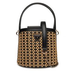 Torebka Guess. Brązowe torebki do ręki damskie Guess, z aplikacjami, klasyczne, bez dodatków. Za 439.99 zł.