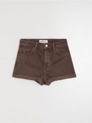 Szorty jeansowe mom high waist - brązowy. Brązowe szorty damskie Sinsay, bez wzorów, z jeansu, z podwyższonym stanem. Za 49.99 zł.
