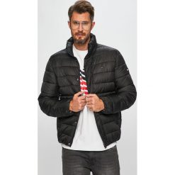 Tommy Jeans - Kurtka. Czerwone kurtki męskie Tommy Jeans, l, bez wzorów, z jeansu, krótkie, bez kaptura. W wyprzedaży za 479.90 zł.