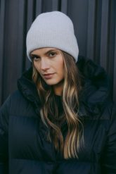 WEŁNIANA CZAPKA DELIA JASNO SZARA One size - Flawless. Szare czapki i kapelusze damskie Flawless, na zimę, bez wzorów, z kaszmiru, eleganckie. Za 239.00 zł.